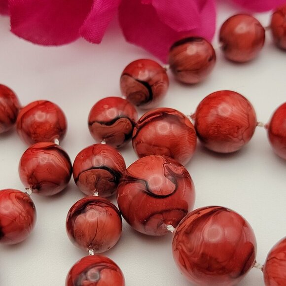 Vintage Lucite Graduated Ball Bead Necklace 30 Inch Red Marble Spring Ring Clasp - Picture 4 of 7